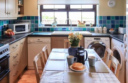 Llangefni House | Ty'n Cae Cottage