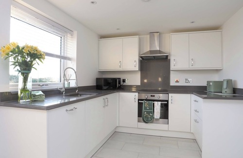 Chwilog Cottage | TY'N FFRIDD BACH, pet friendly, with a garden in Y Ffor