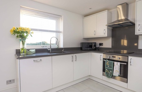 Chwilog Cottage | TY'N FFRIDD BACH, pet friendly, with a garden in Y Ffor