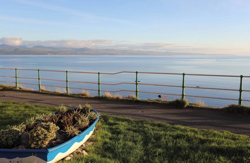 Chwilog Cottage | TY'N FFRIDD BACH, pet friendly, with a garden in Y Ffor