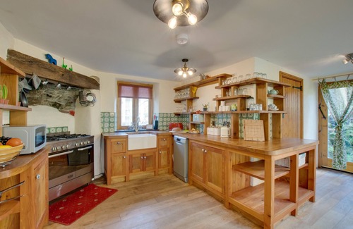 Bethesda House | Ty'n y Maes - Four Bedroom House, Sleeps 10