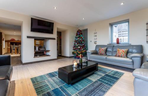 Holyhead House | Ty Nant