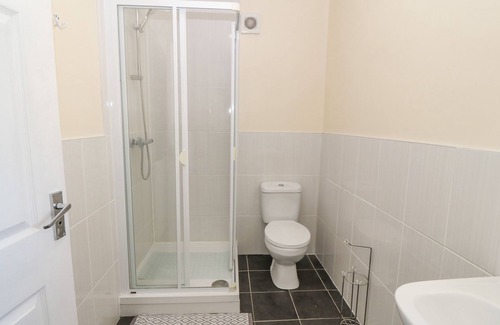 Llanfaelog House | TY NI ANNEX, pet friendly, with a garden in Llanfaelog