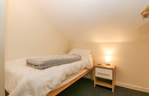 Llanfaelog House | TY NI ANNEX, pet friendly, with a garden in Llanfaelog