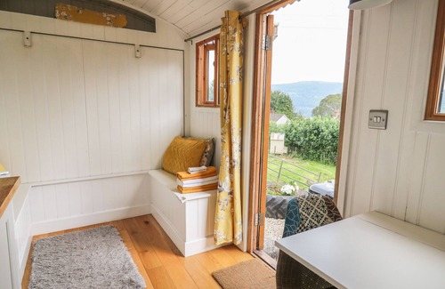 Talybont-on-Usk Cottage | TY OLWYN BACH, pet friendly, with a garden in Tal-Y-Bont-On-Usk