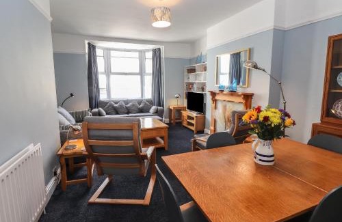 Newport Apartment | Ty Post
