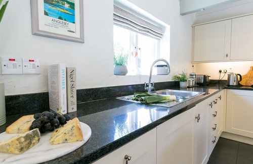 Newborough Cottage | Ty Siam - sleeps 8 guests in 4 bedrooms