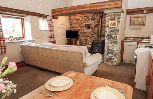Llanybydder Cottage | Ty Tarw