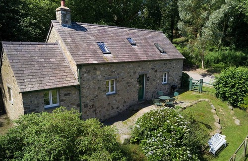 Tal-y-Cafn Cottage | Tyddyn Derwen - Three bedrooms, one en-suite shower room, one bathroom