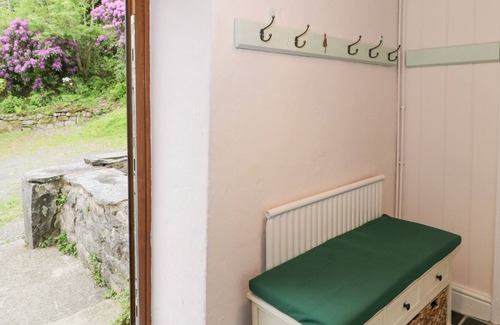 Arthog Cottage | TYDDYN SEFFRA, family friendly, with open fire in Fairbourne