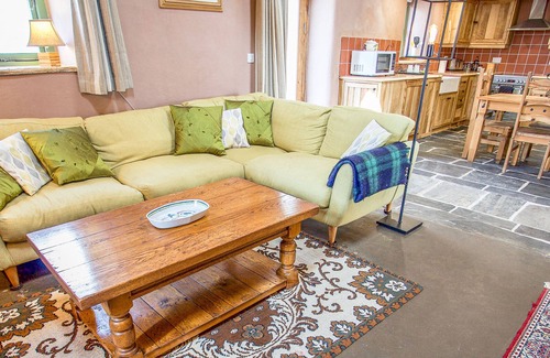 Penrhyndeudraeth Cottage | TYN LLWYN CORNEL ECO BARN, pet friendly, with open fire in Garreg