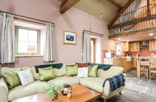 Penrhyndeudraeth Cottage | TYN LLWYN CORNEL ECO BARN, pet friendly, with open fire in Garreg