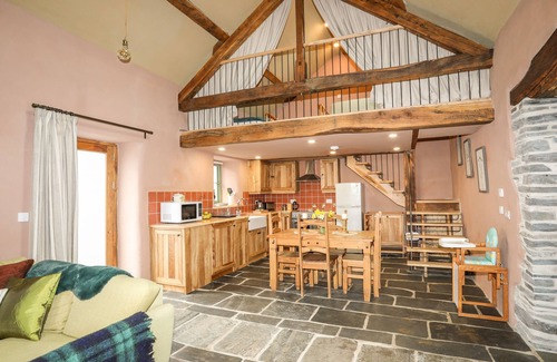 Penrhyndeudraeth Cottage | Tyn Llwyn Cornel Eco Barn
