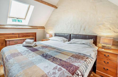 Port Talbot House | Tyncellar Farm holiday cottages