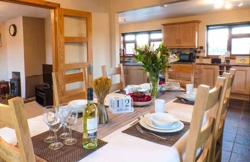 Llanbadarn Fynydd Cottage | TYNDDOL BUNGALOW, family friendly, with hot tub in Llanbadarn Fynydd