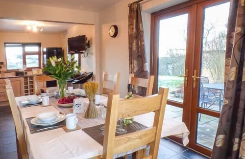 Llanbadarn Fynydd Cottage | TYNDDOL BUNGALOW, family friendly, with hot tub in Llanbadarn Fynydd