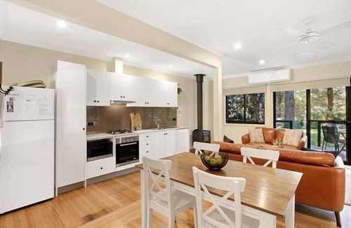 Bright Apartment | Tyntynder Garden Cottage 4