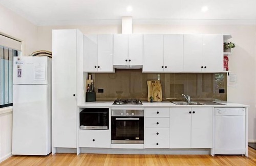 Bright Apartment | Tyntynder Garden Cottage 4