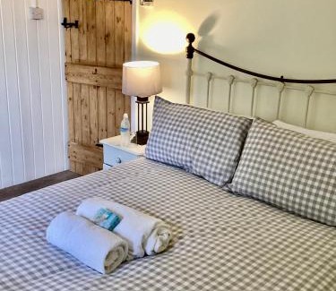 Glastonbury House | Tythe Barn Cottage