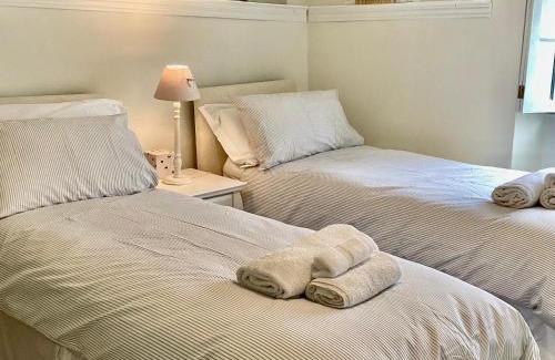 Glastonbury House | Tythe Barn Cottage