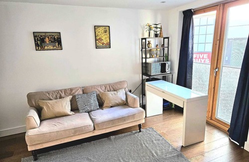 Coldharbour Apartment | Ubran Oasis: Brixton Escape