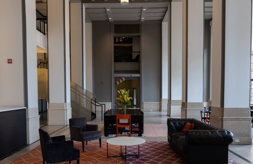 East Hyde Park Apartment | UChicago, Lake, Sci Museum | Gym + W&D | Zencity