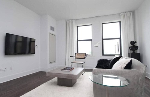 East Hyde Park Apartment | UChicago, Lake, Sci Museum | Gym + W&D | Zencity
