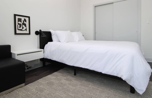 East Hyde Park Apartment | UChicago, Lake, Sci Museum with Gym + W&D | Zencity