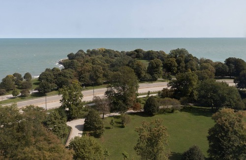 East Hyde Park Apartment | UChicago, Sci Museum | Lake View + Gym | Zen@Shoreland