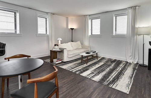 East Hyde Park Apartment | UChicago, Sci Museum | Lake View + Gym | Zen@Shoreland