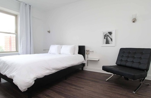East Hyde Park Apartment | UChicago, Shops + Eats, Lake | Gym + W&D | Zencity