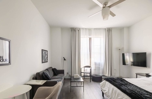 East Hyde Park Apartment | UChicago, Shops + Eats, Lake | Gym + W&D | Zencity