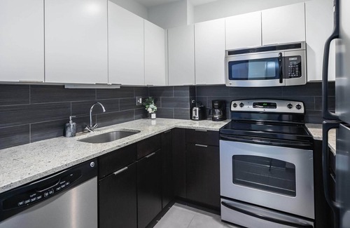 East Hyde Park Apartment | UChicago, Shops + Eats, Lake | Gym + W&D | Zencity