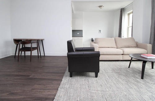 East Hyde Park Apartment | UChicago, Shops + Eats, Lake | Gym + W&D | Zencity