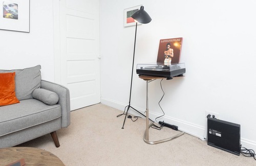 East Hyde Park Apartment | UChicago, Shops + Eats, Lake | Gym + W&D | Zencity