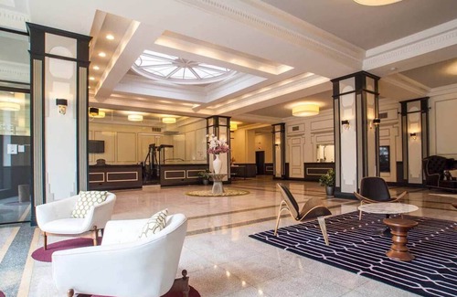 East Hyde Park Apartment | UChicago, Shops + Eats, Lake | Gym + W&D | Zencity
