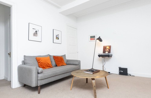 East Hyde Park Apartment | UChicago, Shops + Eats, Lake | Gym + W&D | Zencity