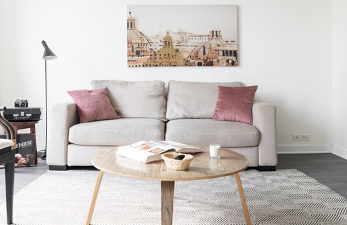 Indian Village Apartment | UChicago, Shops + Eats, Lake | Gym + W&D | Zencity