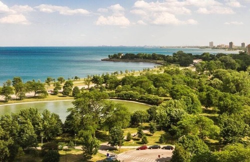 Indian Village Apartment | UChicago, Shops + Eats, Lake | Gym + W&D | Zencity