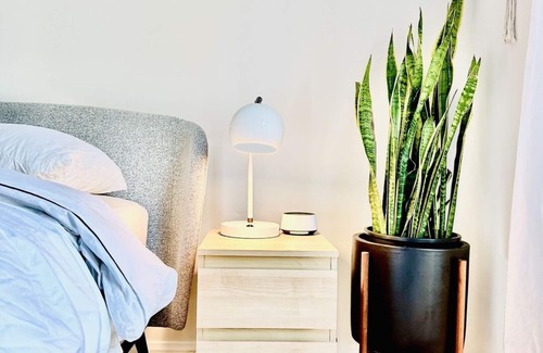 Palms House | UCLA BRUIN Hideaway in West LA - Close to Beverly Hills, Abbot Kinney, Culver
