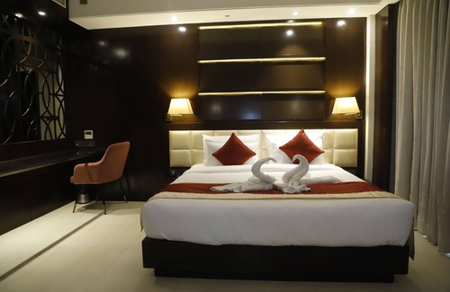 Sat Bari Hotel | Udman By Ferns N Petals, Chattarpur