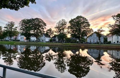 Oldenburg Apartment | Uferresidenz - Kanalblick, Parken, Terrasse und Garten
