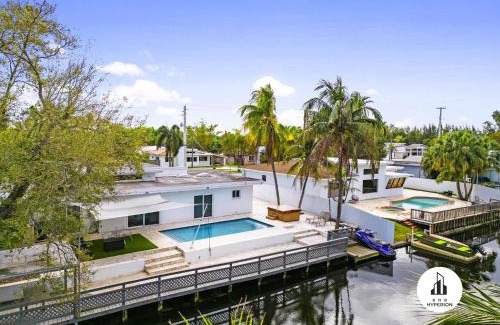 Ojus House | Uhost AI - Luxurious 5B Home w Pool & Lounge
