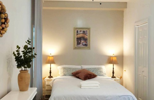 Spruce Hill Apartment | Uinn- At UPenn-1A；Living inside the UPenn campus. with WiFi, AC.