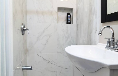 Spruce Hill Apartment | Uinn- At UPenn-1A；Living inside the UPenn campus. with WiFi, AC.