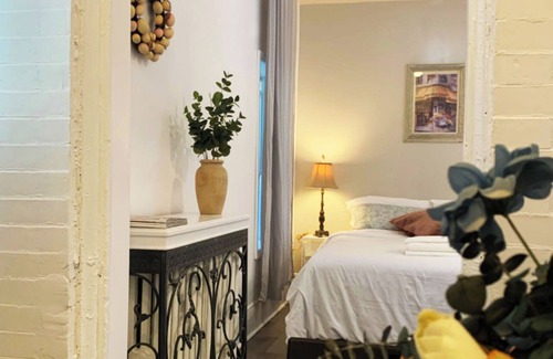 Spruce Hill Apartment | Uinn- At UPenn-1A；Living inside the UPenn campus. with WiFi, AC.