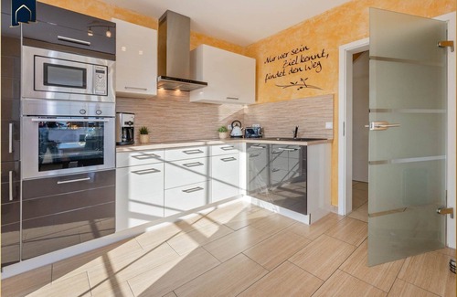Kachlin House | Ulme - Family-friendly vacation home in Kachlin with garden & playground in