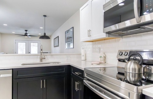 Steamboat Springs Hotel | Ultimate Adventure in Colorado! Three Serene Units, Near Ski Lifts, Free Shuttle Service, Hot Tub, Jacuzzi, Free Parking!