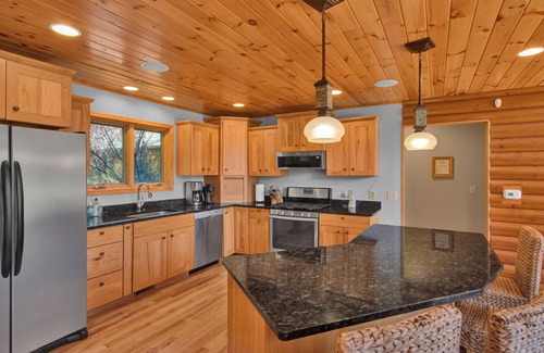 Mauston Cabin | Ultimate All-Season Cabin w/Private Swimming & Fishing Pond at Castle Rock Lake