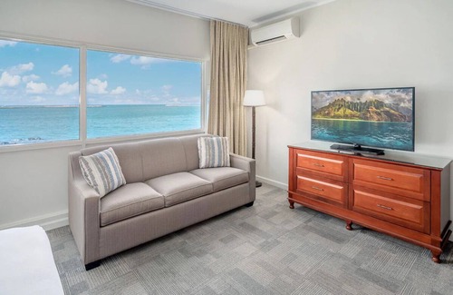 Kahului Hotel | Ultimate Couple's Escape! Modern Ocean Front Room | Dining Option + Pool